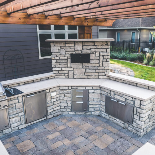 large patio kitchen and grille in Sioux Falls