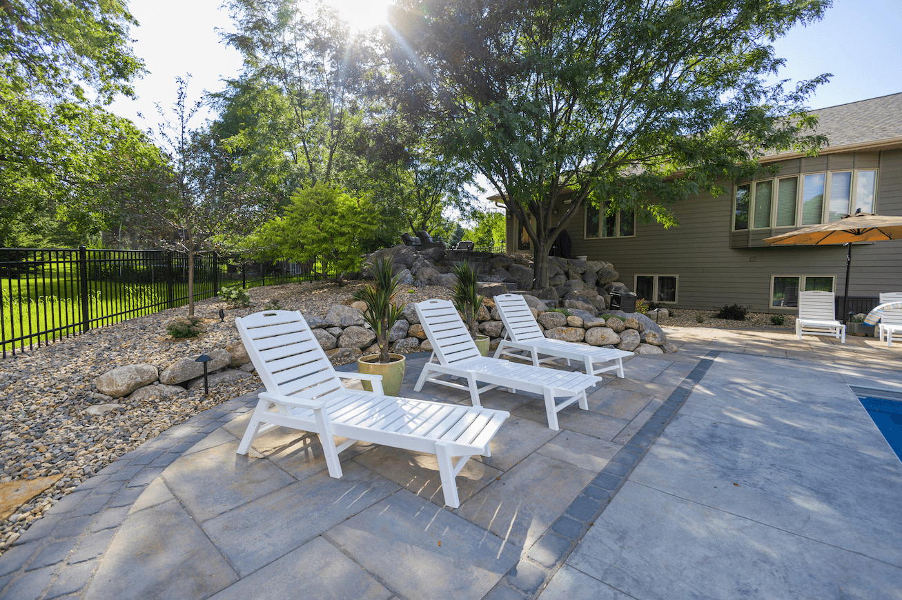 white lounge chairs by pool